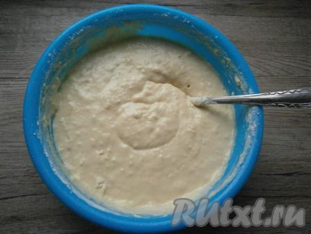 Замесить ложкой довольно густое тесто для оладий.