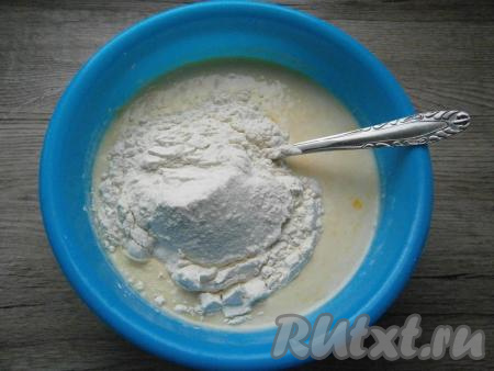 Всыпать сахар, а затем - муку.