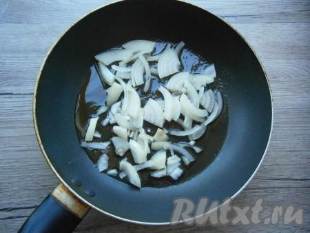 Обжаренных карасей переложить со сковороду на тарелку, а в ту же сковороду влить оставшееся растительное масло. Добавить очищенный и нарезанный произвольно репчатый лук, обжарить на среднем огне, помешивая, до легкой золотистости.