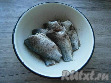 Посолить рыбу и поперчить.