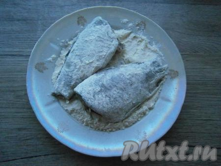 Обвалять карасей со всех сторон в муке. На сковороду влить 3-4 столовые ложки растительного масла, разогреть, выложить рыбу и обжарить её до румяности с двух сторон на среднем огне. До готовности жарить не нужно, рыбка будет еще тушиться в сметане.