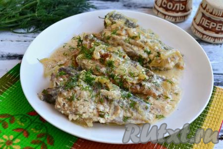 Необычайно нежных, сочных, ароматных и очень вкусных карасей, тушеных в сметане на сковороде, подать к столу.