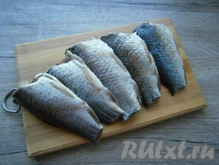 Карасиков очистить, удалить голову, хвост и внутренности, хорошо вымыть.