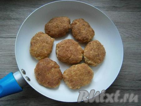 На сковороду влить растительное масло, разогреть, выложить котлеты и обжарить до румяности на среднем огне с двух сторон.&nbsp;