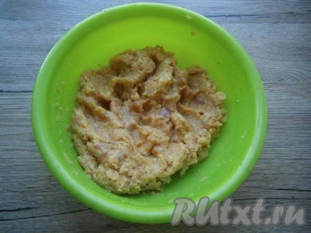 Фарш посолить и поперчить по вкусу, хорошо перемешать.