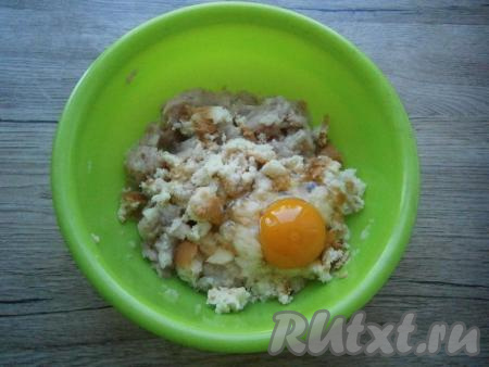 К кроличьему фаршу и луку&nbsp;добавить сырое яйцо, замоченный в воде (или молоке) и отжатый батон.