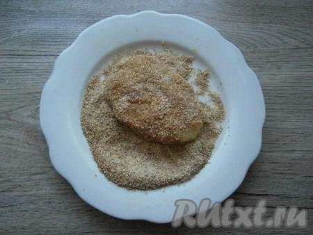 Из фарша кролика сформировать котлеты, обвалять их в сухарях со всех сторон.