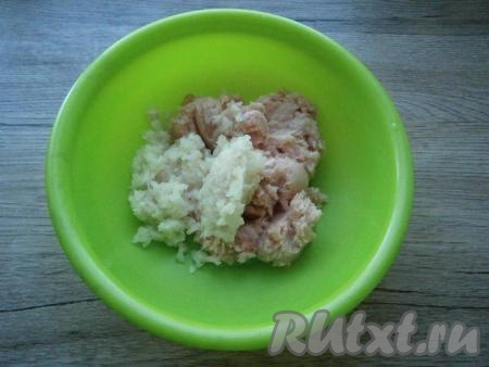 Фарш переложить из чаши блендера в миску. В блендере или в мясорубке измельчить очищенный репчатый лук и выложить к фаршу из кролика.