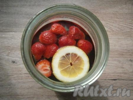 Залить содержимое банки кипятком, чтобы воды оказалось чуть больше половины банки. Чистой ложкой перемешать сахар с ягодами. Банку накрыть крышкой и оставить минут на 20.