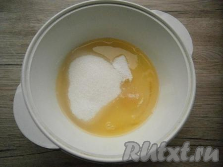 Для того чтобы бисквитный торт получился особенно красивым и вкусным, приготовим белковый заварной крем. Для этого в кастрюльку нужно поместить 3 охлажденных сырых белка, всыпать сахар, ванильный сахар и лимонную кислоту.