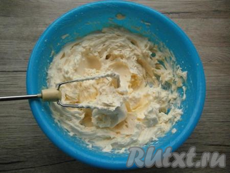 Взбивать до тех пор, пока крем не станет плотным, хорошо держащим форму. С хорошим маслом и сгущенкой крем взбивается буквально за несколько минут.