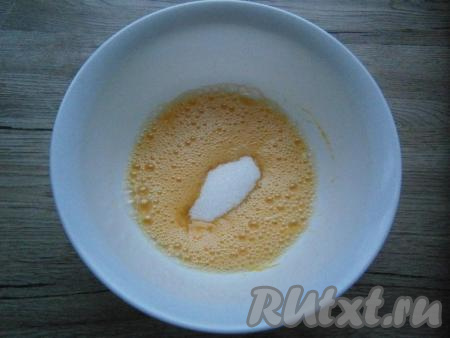 Взбить яйца миксером до пышной пены. Продолжая взбивать, частями всыпать сахар и добавить ванильный сахар.