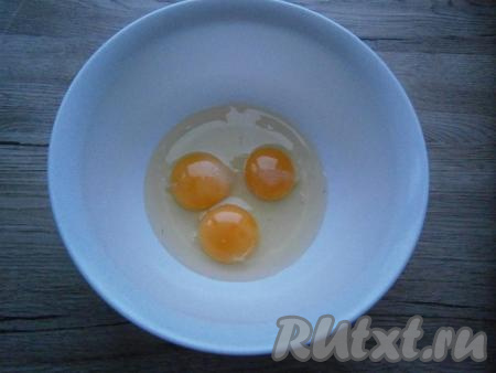 Первым делом испечем бисквит, для этого к яйцам нужно добавить щепотку соли.