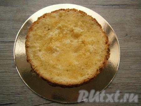 Пропитать сиропом обе части бисквита.