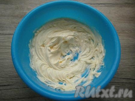 Для приготовления масляного крема размягченное сливочное масло нужно взбить миксером до легкой пышности.