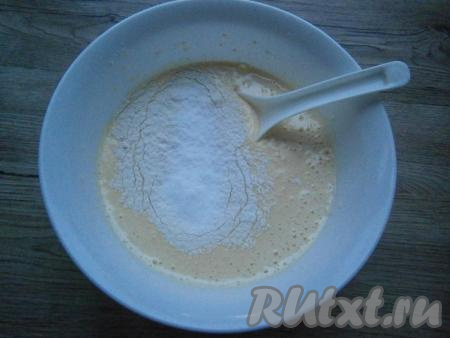 Взбивать яйца с сахаром нужно не менее 7-8 минут - до светлой, плотной, пышной массы. Затем частями всыпать просеянную с разрыхлителем муку, каждый раз аккуратно ее вмешивая лопаткой (или ложкой) в яичную массу.