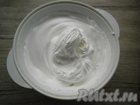 Взбить белки миксером, буквально пару минут, чтобы продукты смешались. В кастрюльку большего объёма, чем кастрюля, в которой взбивались белки, налить воду, поставить на огонь и вскипятить воду, затем уменьшить огонь. Кастрюлю с белками поставить на кастрюльку с водой так, чтобы она не касалась дном кипящей воды (на водяную баню). Взбивать белки вначале на небольшой скорости миксера, а затем - на высокой. Взбивать крем около 8-10 минут - он должен стать очень плотным. Снять его с водяной бани, продолжать взбивать миксером еще минуты 2. Белковый заварной крем должен получиться очень устойчивым, пышным. Дать крему остыть.