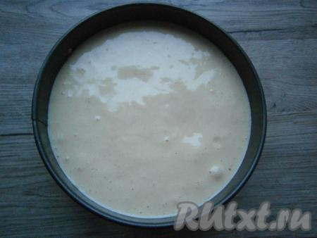 Разъемную форму диаметром 19-20 см застелить пергаментом (только дно), выложить тесто.