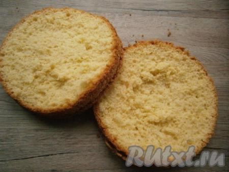"Отлежавшийся" бисквит разрезать на 2 части.