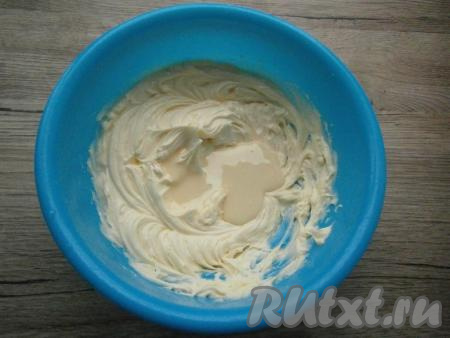 Продолжая взбивать, понемногу добавлять в масло сгущенное молоко.