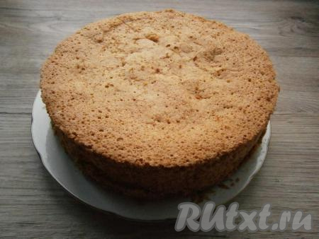 Выпекать бисквит в разогретой до 180 градусов духовке около 45-50 минут. Дать ему немного остыть в форме, после чего, проведя ножом по бокам формы, извлечь бисквит и полностью остудить на решетке. Далее бисквиту нужно дать отлежаться, для этого поместите его в пакет или оберните пленкой и оставьте на 5-7 часов.