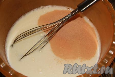 Хорошо перемешать массу и всыпать дрожжи.