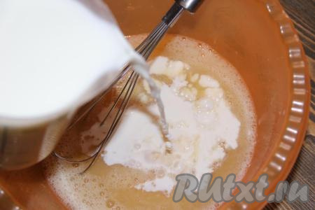 Затем добавить тёплое молоко.
