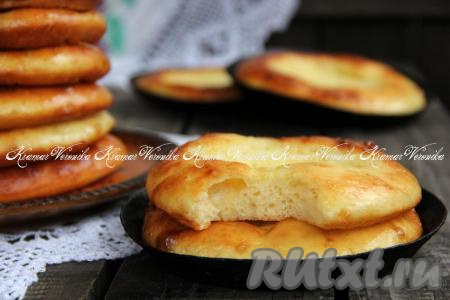 Подать готовые поморские шанежки в горячем виде, по желанию, можно присыпать их толокном.