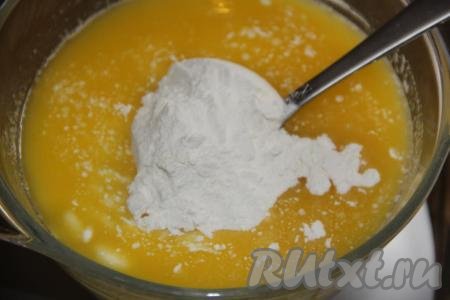 В смесь сметаны и масла добавить муку и перемешать. Начинка для шанежек получится не жидкой.