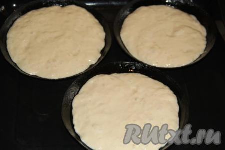 Тесто не перемешивать, разлить по формам. Формы должны быть не глубокие, как маленькие сковородочки. Заполнить форму тестом на половину.