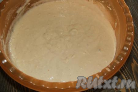 Хорошо перемешать тесто, оно получится не густое, как на оладьи.