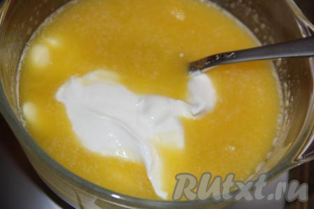 Для приготовления начинки нужно растопить сливочное масло, остудить и соединить со сметаной, перемешать.