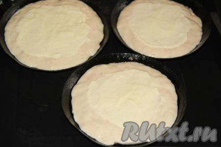 Выложить немного начинки на тесто и аккуратно распределить поверх теста (как на фото).