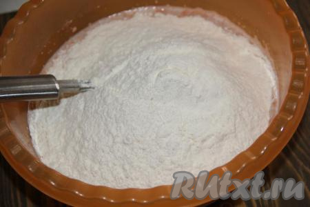 Далее добавить муку.