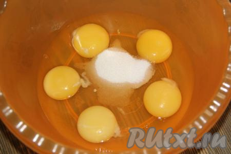 Для приготовления теста соединить яйца, сахар и соль.