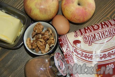 Подготовить продукты. Для приготовления яблочного штруделя нужно использовать тонкий армянский лаваш.
