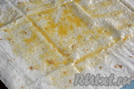 Смазать лист лаваша яичной массой (немного яичной массы оставьте для смазывания штруделя перед выпечкой).