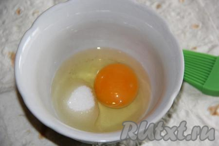 Яйцо соединить с 1 столовой ложкой сахара и перемешать.