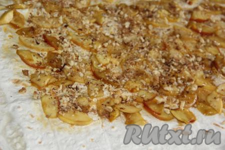 Яблоки присыпать орехами и корицей.