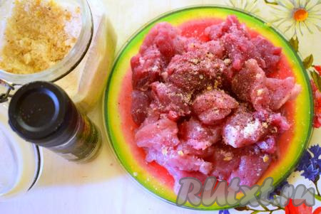 Посолим и поперчим кусочки свинины (я использую чесночную соль, поэтому в конце приготовления чеснок не добавляю) и оставим мясо пропитаться на 15-20 минут.