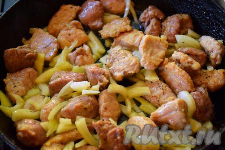 К практически готовой свинине добавим нарезанный лук и аккуратно перемешаем.