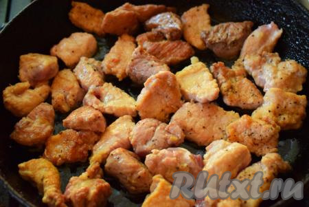 Обжарим мясо на среднем огне до румяного цвета со всех сторон, периодически помешивая (в течение минут 15).
