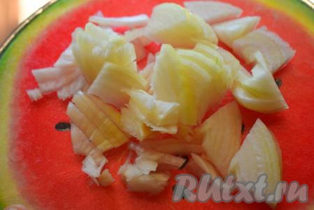 Пока мясо маринуется, очистим луковицу, разрежем ее сначала на 4 части, а затем нарежем на тонкие полукольца.