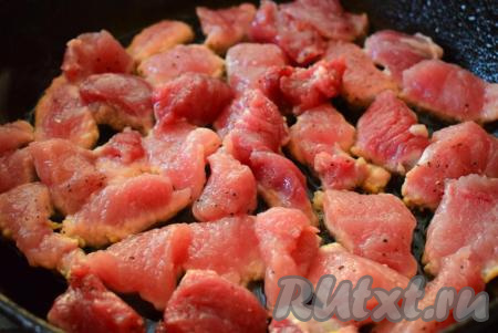 В сковороде разогреем растительное масло, выложим кусочки свинины.&nbsp;