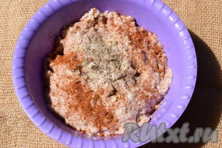 В получившийся свиной фарш добавляем соль, черный молотый перец и специи.