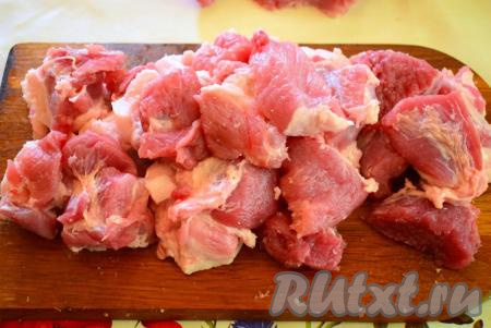 Свинину нарезаем на кусочки такого размера, чтобы они легко проходили через мясорубку.