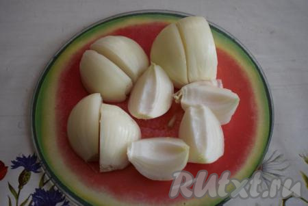 Лук чистим и нарезаем на четвертинки.
