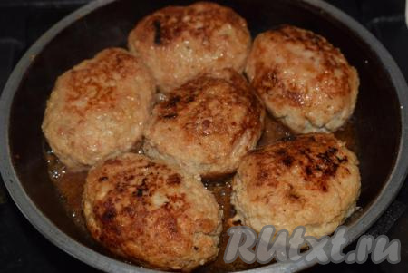 Подготовленные котлеты выкладываем в хорошо разогретую сковороду&nbsp;с растительным маслом. Жарим котлеты с двух сторон на среднем огне до румяной корочки.