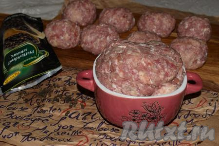 Тщательно перемешиваем фарш до однородности и даем постоять, примерно, 20 минут. За это время фарш просолится и пропитается специями. Из готового свиного фарша формируем котлеты, для этого 1 столовую ложку фарша с горкой берем в руки и отбиваем ладонь об ладонь до тех пор, пока весь воздух не выйдет и котлетка не станет полностью однородной (без трещин и разрывов). Затем руками придаем котлетке округлую форму. Аналогично формируем все котлеты из свиного фарша.