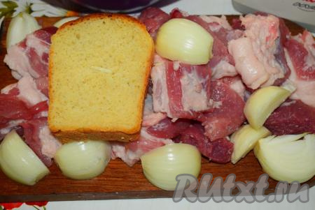 Кусочек хлеба замачиваем в воде.